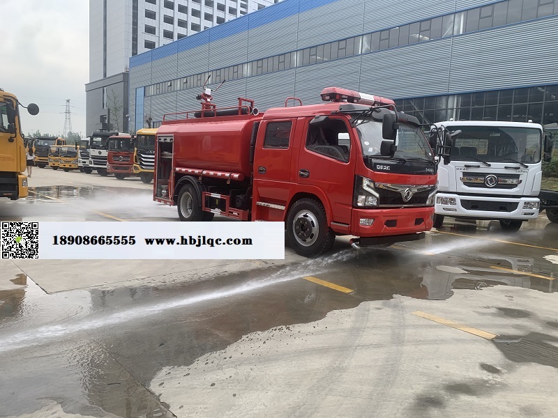 雙排大多利卡消防灑水車（7噸）